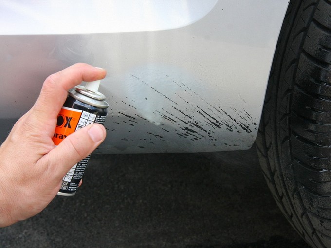 Отмыть машину от битума. Чем отмыть брызги бетона. Смывка битума с кузова автомобиля. Известковый налет на кузове автомобиля. Чем убрать брызги.