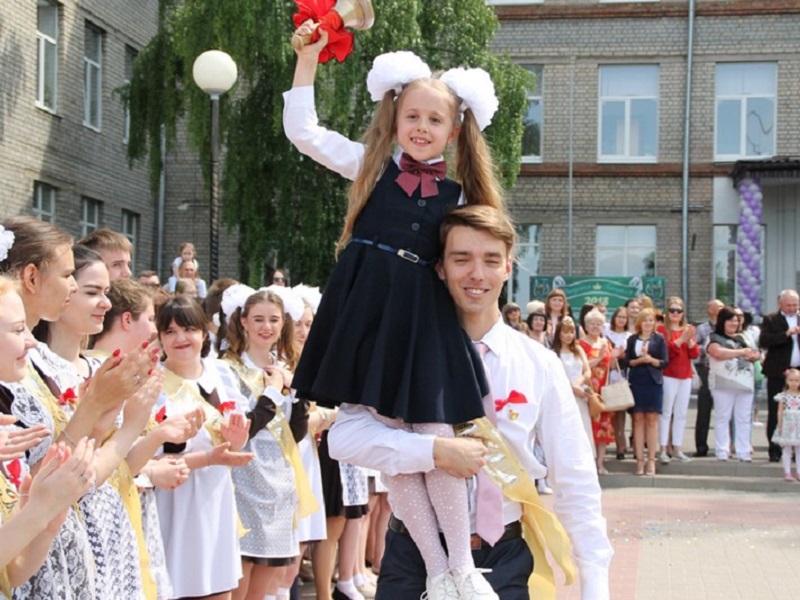 Орловские выпускники прощаются со школой